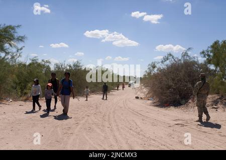 Eagle Pass, Texas, États-Unis. 10th août 2022. Les migrants marchent à la recherche de la patrouille frontalière des États-Unis après avoir illégalement traversé la rivière Rio Grande du Mexique à Eagle Pass, Texas, mercredi 10 août 2022. (Credit image: © Allison Dinner/ZUMA Press Wire) Credit: ZUMA Press, Inc./Alay Live News Banque D'Images