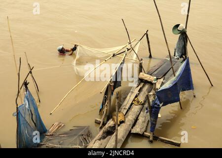 Un villageois qui installe une installation aquacole sur le fleuve Batangari dans le village de Muara Jambi, Muaro Jambi, Jambi, Indonésie. Banque D'Images