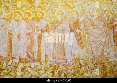 Mosaïque religieuse de couleur or et blanc sur le mur à l'intérieur de la basilique de Fatima, Portugal Banque D'Images