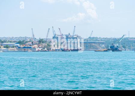 RUSSIE, CRIMÉE - JUL 08, 2022: Navire de port maritime sevastopol base navale de crimée russie été, de vue le transport pour le point de repère pour l'architecture Banque D'Images