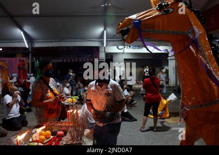 Petaling Jaya, Selangor, Malaisie. 9th août 2022. Une réplique de cheval en bâton et papier est préparée pour le festival des fantômes affamés à Kota Damansara, Malaisie 9 août 2022. (Image de crédit : © Supian Ahmad/ZUMA Press Wire) Banque D'Images