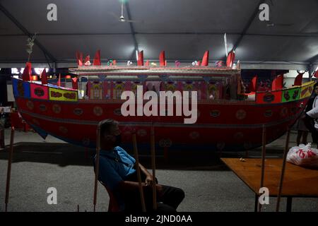 Petaling Jaya, Selangor, Malaisie. 9th août 2022. Une réplique de bateau faite de bâton et de papier est préparée pour le festival des fantômes affamés à Kota Damansara, Malaisie 9 août 2022. (Image de crédit : © Supian Ahmad/ZUMA Press Wire) Banque D'Images