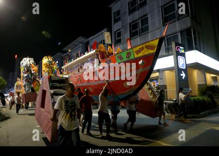 Petaling Jaya, Selangor, Malaisie. 9th août 2022. Une réplique de bateau faite de bâton et de papier est parade pour le festival des fantômes affamés à Kota Damansara, Malaisie 9 août 2022. (Image de crédit : © Supian Ahmad/ZUMA Press Wire) Banque D'Images