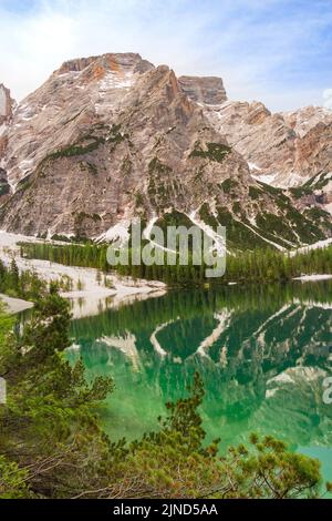 Le mont Seekofel se reflète dans l'eau claire et calme du lac naturel emblématique de montagne Pragser Wildsee (Lago di Braies) dans les Dolomites, patrimoine mondial de l'UNESCO Banque D'Images