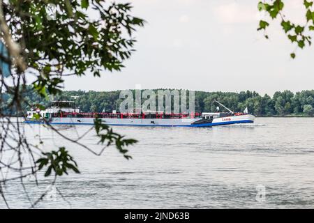 Novi Sad, Serbie - 29 septembre. 2019: Pétrolier sur le Danube à Petrovaradin près de la ville de Novi Sad. Banque D'Images