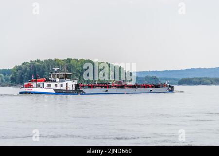 Novi Sad, Serbie - 29 septembre. 2019: Pétrolier sur le Danube à Petrovaradin près de la ville de Novi Sad. Banque D'Images