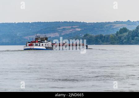 Novi Sad, Serbie - 29 septembre. 2019: Pétrolier sur le Danube à Petrovaradin près de la ville de Novi Sad. Banque D'Images