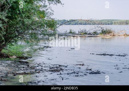 Vue panoramique sur la rive du Danube. Une vue panoramique sur la rive du Danube par beau temps ensoleillé. Banque D'Images