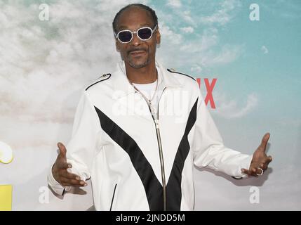 Los Angeles, États-Unis. 10th août 2022. Snoop Dogg arrive à la première mondiale DE JOUR de Netflix qui s'est tenue à la Regal LA Live à Los Angeles, CA, mercredi, ?10 août 2022. (Photo par Sthanlee B. Mirador/Sipa USA) crédit: SIPA USA/Alay Live News Banque D'Images