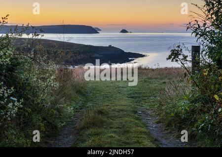 Vue vers nAre Head sur la péninsule de Roseland à Cornwall, en Angleterre. Banque D'Images