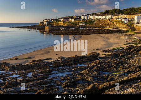 Un magnifique lever de soleil d'été à Portscatho dans Cornwall, en Angleterre. Banque D'Images