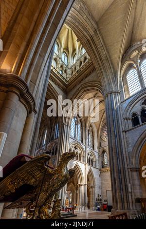 Intérieur de la magnifique cathédrale de Truro montrant le lutrin d'aigle en laiton, Cornouailles. Banque D'Images