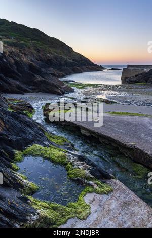 Lever du soleil au port de Portloe sur la côte cornish. Banque D'Images