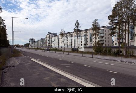 UMEA, Suède le 30 août 2016. Vue d'un règlement de banlieue moderne, les bâtiments, l'autoroute, le trafic. Usage éditorial. Banque D'Images