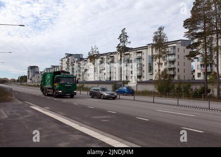 UMEA, Suède le 30 août 2016. Vue d'un règlement de banlieue moderne, les bâtiments, l'autoroute, le trafic. Usage éditorial. Banque D'Images