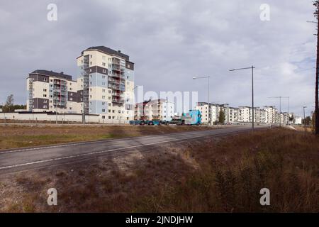 UMEA, Suède le 30 août 2016. Vue d'un règlement de banlieue moderne, les bâtiments, l'autoroute, le trafic. Usage éditorial. Banque D'Images