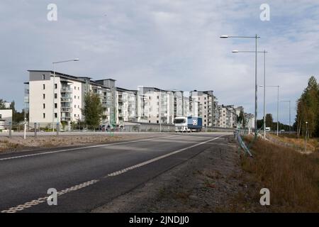 UMEA, Suède le 30 août 2016. Vue d'un règlement de banlieue moderne, les bâtiments, l'autoroute, le trafic. Usage éditorial. Banque D'Images