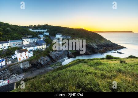 Lever du soleil au village pittoresque de Portloe, sur la côte sud des Cornouailles. Capturé à partir de Jacka point. Banque D'Images