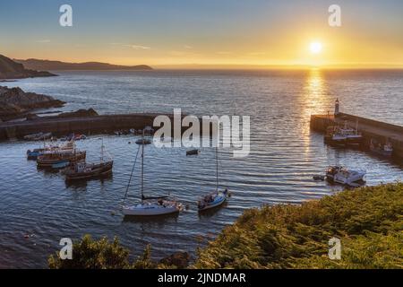 Lever du soleil au port de Mevagissey sur la côte cornish. Banque D'Images