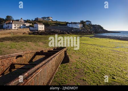 La cale rouillée de Portmellona, un petit village côtier près de Mevagissey, dans les Cornouailles. Banque D'Images