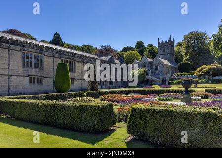 Les jardins formels de la maison Lanhydrock et de l'église St Hydroc près de Bodmin dans Cornwall, Royaume-Uni Banque D'Images