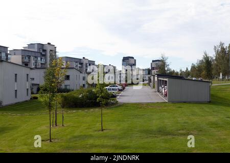 UMEA, Suède le 30 août 2016. Vue d'un règlement de banlieue moderne, garage, voitures, immobilier. Pelouse. Usage éditorial. Banque D'Images