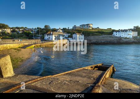 La cale rouillée de Portmellona, un petit village côtier près de Mevagissey, dans les Cornouailles. Banque D'Images