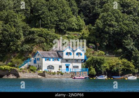 Cette belle maison classée Grade II à côté du ferry de Bodinnick près de Fowey en Cornouailles était autrefois la maison de Daphne du Maurier. Banque D'Images