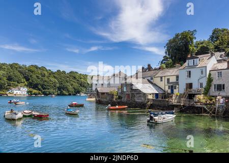 Propriétés de retour directement sur le front de mer au port pittoresque de Fowey dans Cornwall. 'Ferryside' est au loin à Bodinnick. Banque D'Images