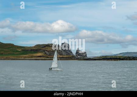 Sailing Dinghy and Ireland's Eye, Howth, Co. Dublin, Irlande Banque D'Images