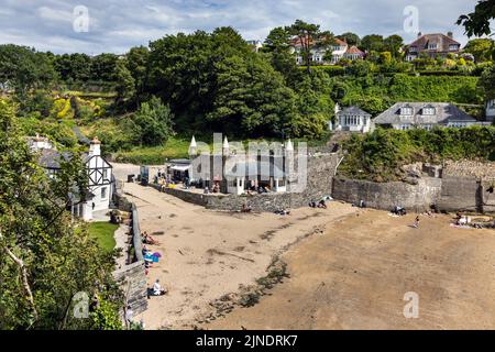 En regardant vers ReadyMoney Cove et sa plage de sable au sud de la ville portuaire de Fowey, Cornwall. Banque D'Images