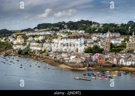 Vue imprenable sur le magnifique estuaire de Fowey et la ville de Fowey sur la côte sud des Cornouailles. Banque D'Images