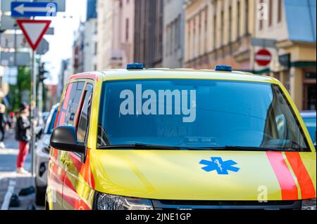 une voiture d'urgence jaune d'ambulance garée sur le côté d'une rue bondée, à proximité, point sélectif Banque D'Images