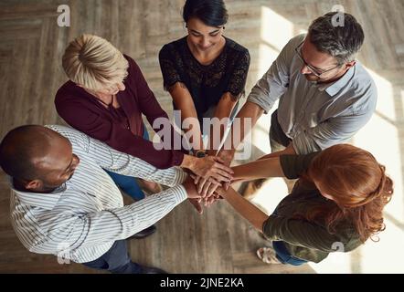 Un groupe de professionnels qui se réunissent ensemble, se soutiennent mutuellement et se tiennent en tête d'équipe. Divers hommes et Banque D'Images