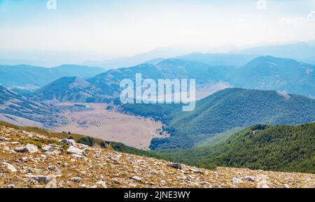 Monte Nuria (Italie) - les montagnes Nuria et Nurietta sont deux sommets de près de 1900 mètres dans la chaîne Apennine du Monti del Cicolano, Rieti Banque D'Images