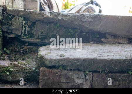 L'atmosphère de vieux escalier en pierre ruines de vieux briques et de pierre Banque D'Images