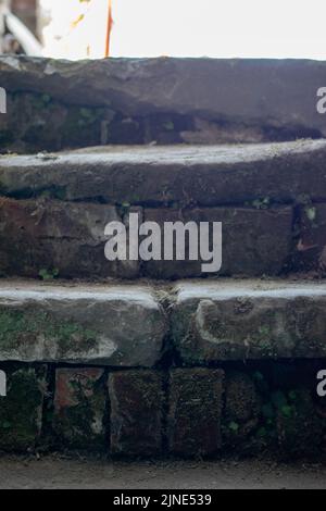 L'atmosphère de vieux escalier en pierre ruines de vieux briques et de pierre Banque D'Images