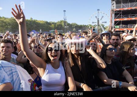 Budapest. 10th août 2022. Les gens apprécient un concert au Festival Sziget à Budapest, Hongrie, le 10 août 2022. Credit: Attila Volgyi/Xinhua/Alay Live News Banque D'Images