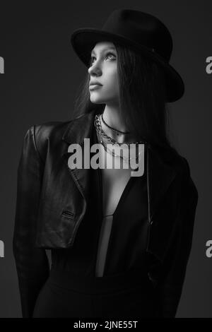 photo monochrome d'un mannequin adolescent dans un chapeau fedora posé en studio Banque D'Images