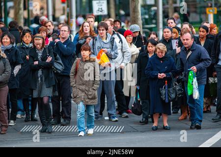 Les voyageurs de Melbourne à destination de Homeward se dirigent vers la gare de Flinders Street après avoir travaillé pendant une journée d'hiver Banque D'Images