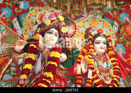 Sculptures de radha govindji dans le temple iskcon d'ahmedabad, Gujarat Banque D'Images