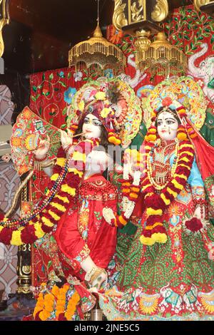 Sculptures de radha govindji dans le temple iskcon d'ahmedabad, Gujarat Banque D'Images