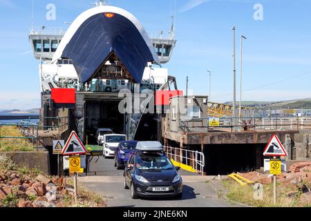 Caledonian MacBrayne ferry, Caledonian Isles, en naviguant de l'île d'Arran, à travers le Firth de Clyde, amarré à Ardrossan et des véhicules en voiture. AY Banque D'Images