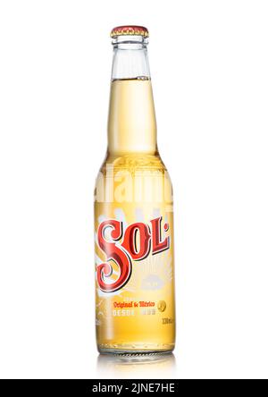 LONDRES, Royaume-Uni - 30 JUIN 2022 : bouteille de bière lager originale mexicaine sol sur blanc. Banque D'Images