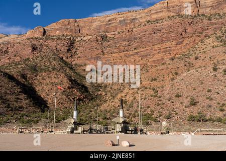 Une petite station de compression pour un gazoduc de 12' de GNL ou de gaz naturel liquéfié dans la vallée espagnole, près de Moab, Utah. Banque D'Images