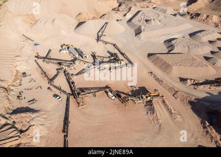 Convoyeurs mobiles pour déplacer du gravier trié dans une fosse de gravier de Spanish Valley, près de Moab, Utah. Banque D'Images