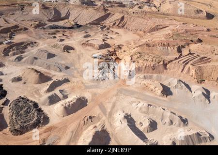 Convoyeurs mobiles pour déplacer du gravier trié dans une fosse de gravier de Spanish Valley, près de Moab, Utah. Banque D'Images