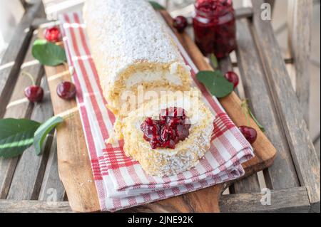 Gâteau à la crème avec cerises. Rouleau suisse traditionnel Banque D'Images