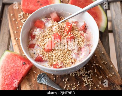 Petit-déjeuner d'été avec yaourt frais. Servi dans un bol avec de la pastèque, des noisettes et du quinoa soufflé Banque D'Images