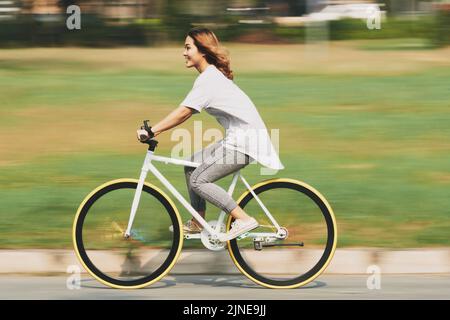 Bonne jeune femme vietnamienne profitant de la balade à vélo Banque D'Images